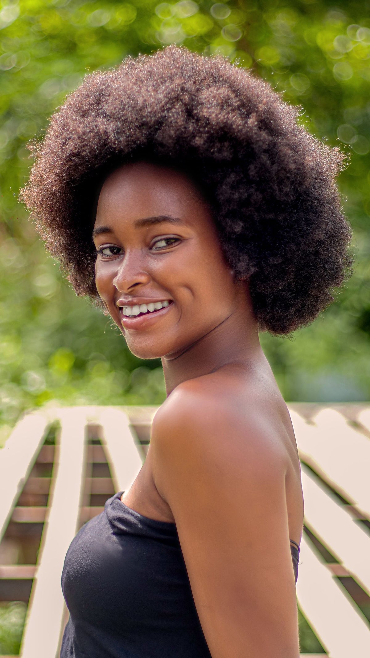Chica sonriente con pelo afro natural